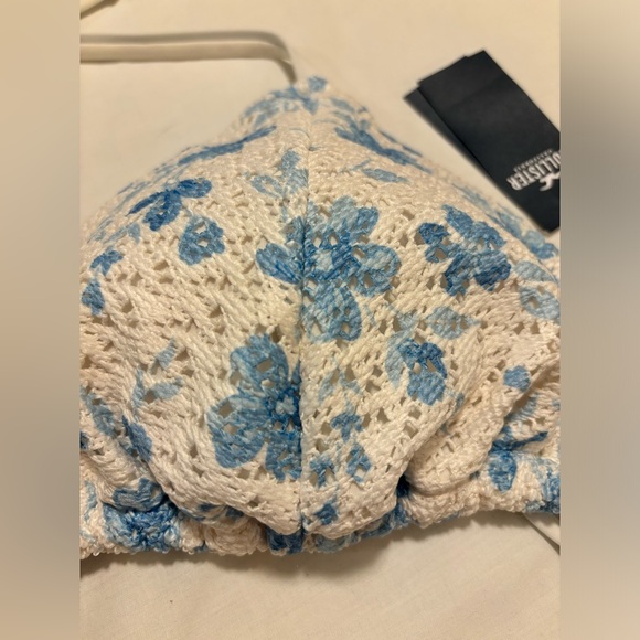 Hollister bikini top, NWT, white & blue crochet style with neck & back ties, XXL - Picture 5 of 6